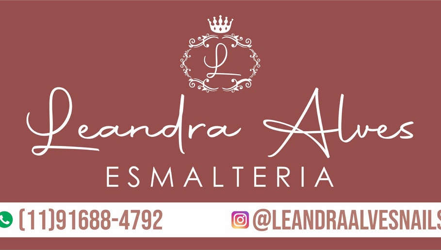 Logo da Esmalteria Leandra Alves em São Paulo em fundo marrom com detalhes elegantes.