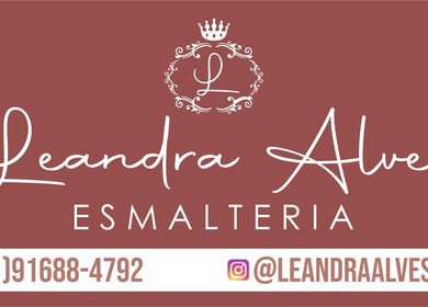 Logo da Esmalteria Leandra Alves em São Paulo em fundo marrom com detalhes elegantes.