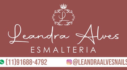 Logo da Esmalteria Leandra Alves em São Paulo em fundo marrom com detalhes elegantes.