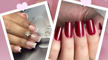 Unhas francesinhas e vermelhas na Esmalteria Leandra Alves, São Paulo, São Paulo, BR.