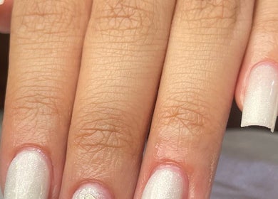 Unhas com esmalte branco elegante em Esmalteria Leandra Alves, São Paulo, São Paulo, BR.