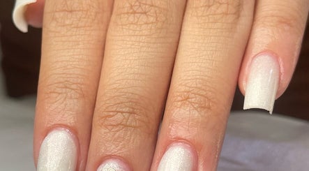 Unhas com esmalte branco elegante em Esmalteria Leandra Alves, São Paulo, São Paulo, BR.