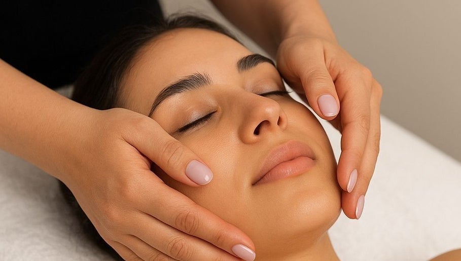 Facial relaxante em Natacha Huguenin Esteticista, Guimarães, Braga, PT. Experiência de bem-estar insuperável.