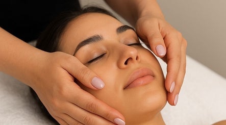 Facial relaxante em Natacha Huguenin Esteticista, Guimarães, Braga, PT. Experiência de bem-estar insuperável.