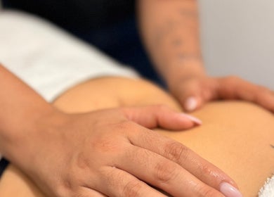 Massagem na Natacha Huguenin Esteticista em Guimarães, Braga, PT, proporcionando relaxamento e bem-estar.