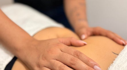 Massagem na Natacha Huguenin Esteticista em Guimarães, Braga, PT, proporcionando relaxamento e bem-estar.