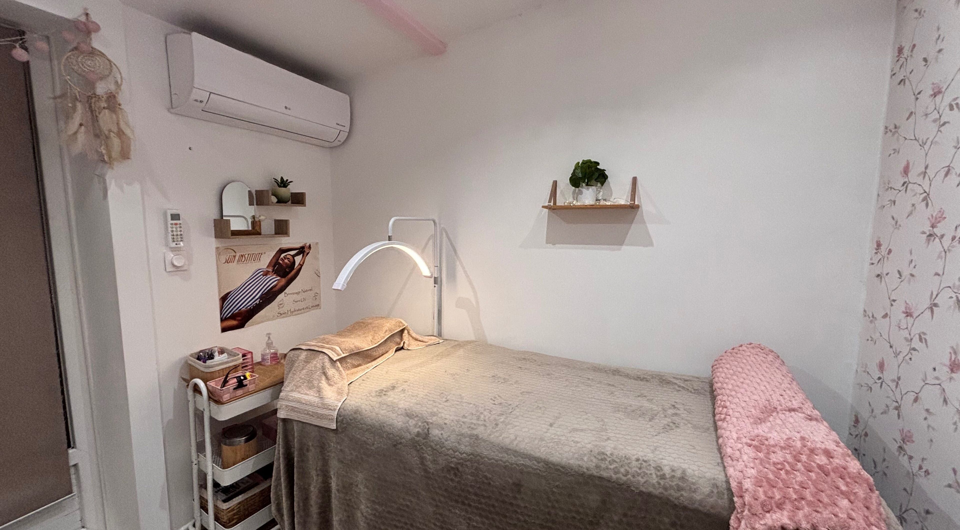 Salle de soin apaisante à Celiaesthetique83, Fréjus, Provence-alpes-côte D'azur, FR.