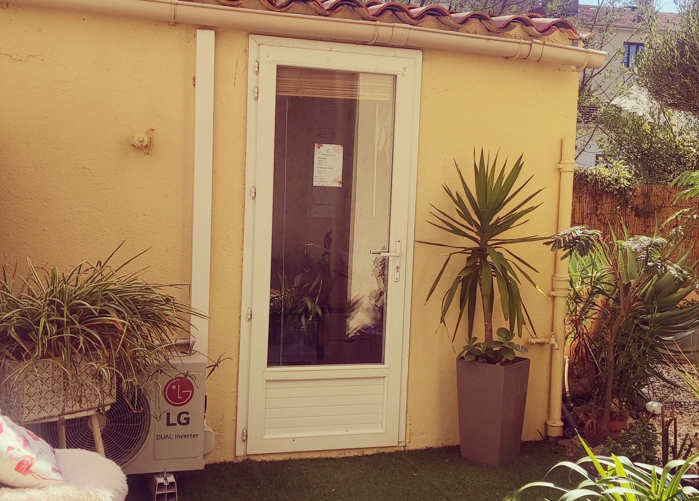 Entrée de Celiaesthetique83 entourée de plantes à Fréjus, Provence-alpes-côte D'azur, FR.