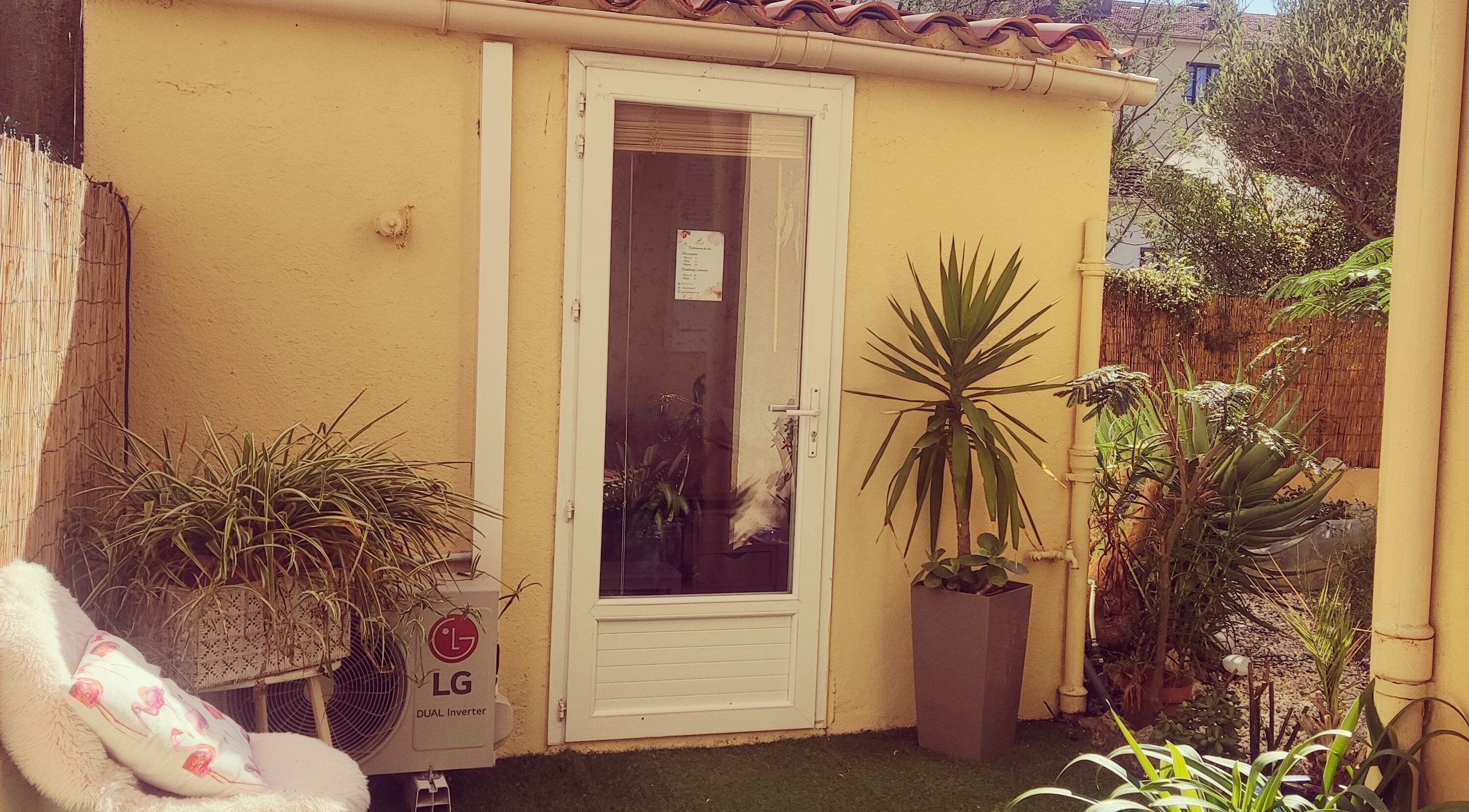 Entrée de Celiaesthetique83 entourée de plantes à Fréjus, Provence-alpes-côte D'azur, FR.