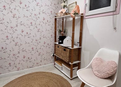 Espace raffiné chez Celiaesthetique83 à Fréjus, Provence-alpes-côte D'azur, FR avec décoration florale.