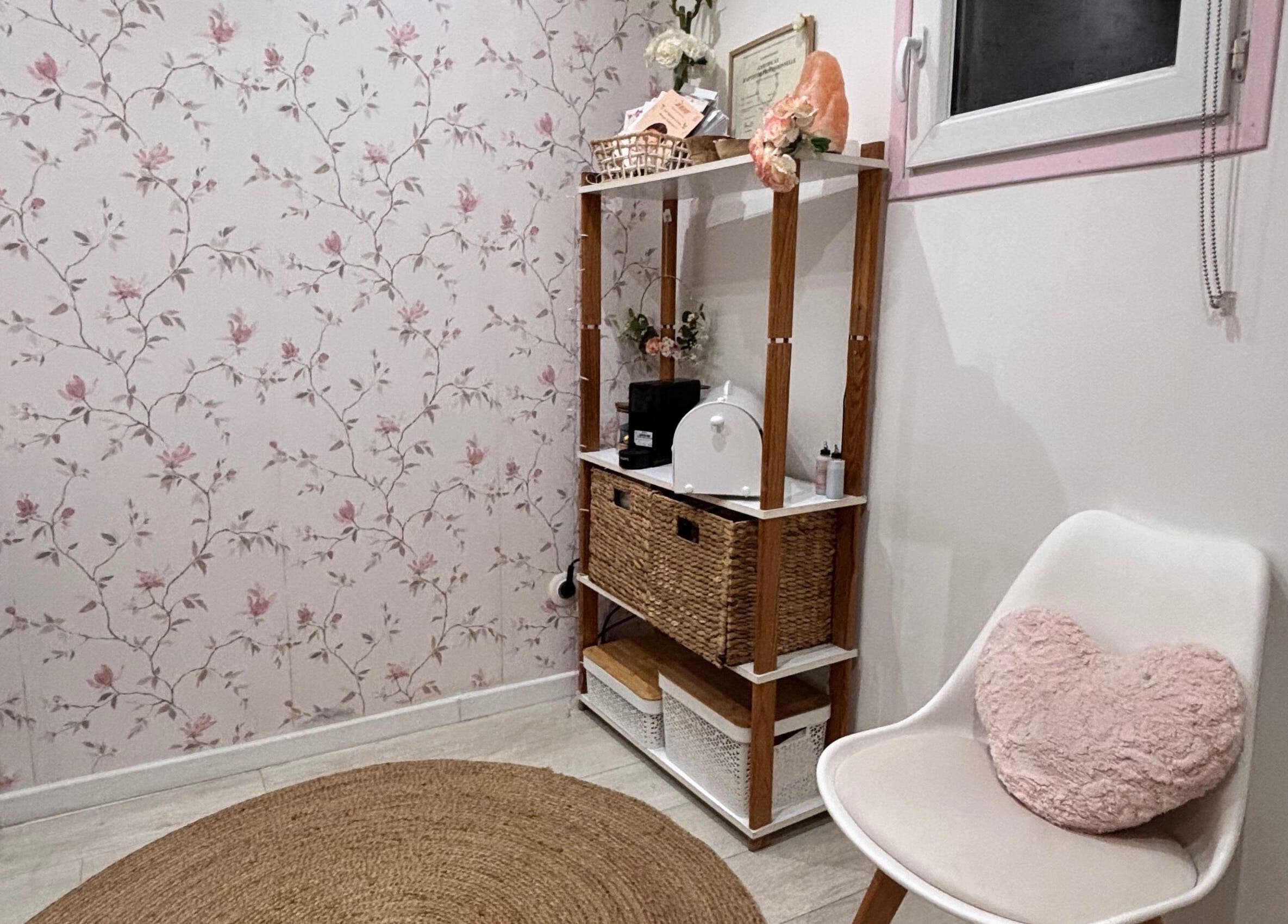 Intérieur floral de Celiaesthetique83, Fréjus, Provence-alpes-côte D'azur, FR, décor élégant et apaisant.