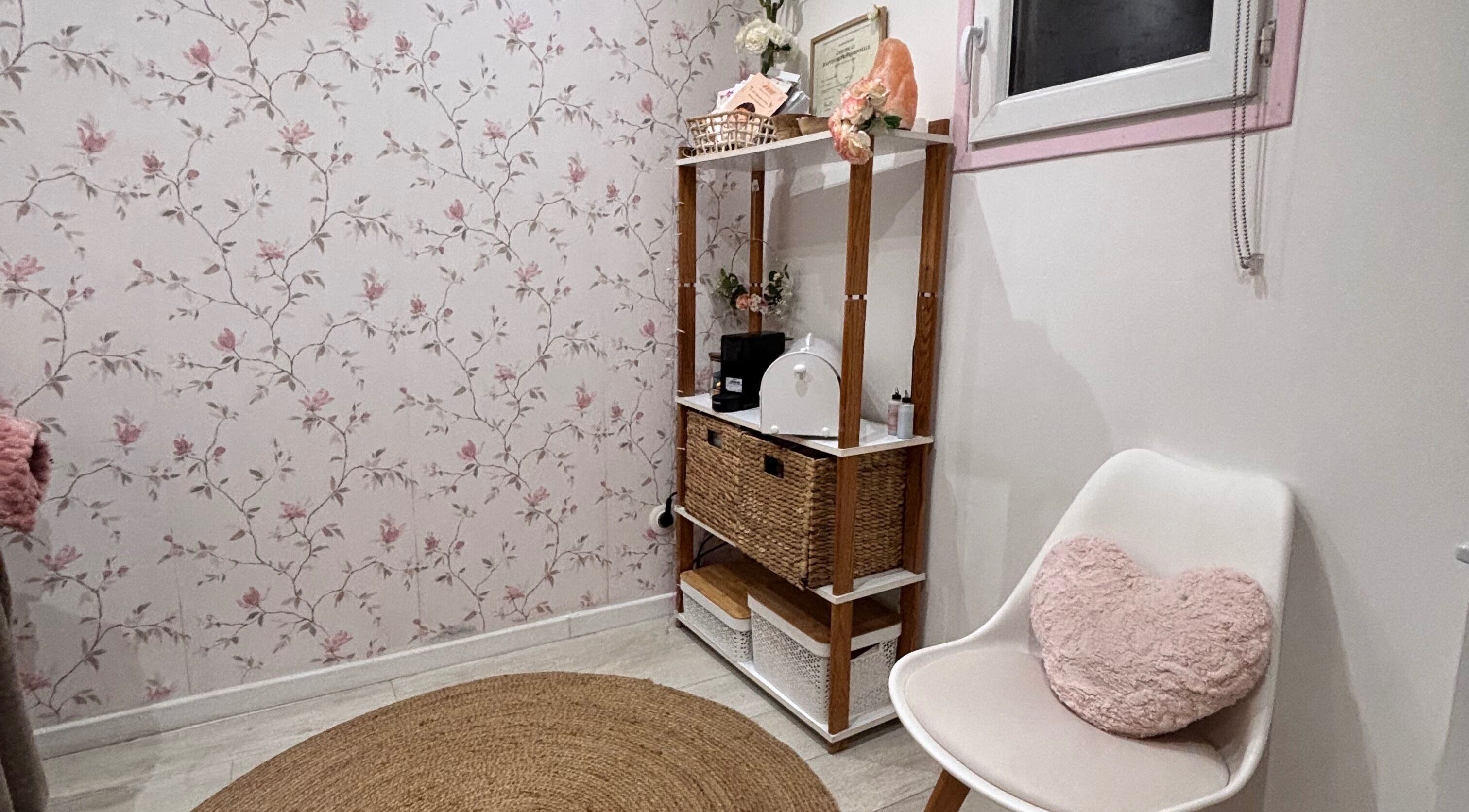 Intérieur floral de Celiaesthetique83, Fréjus, Provence-alpes-côte D'azur, FR, décor élégant et apaisant.