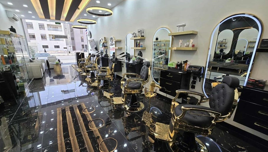 إطلالة داخلية فاخرة على Safety Scissors Barbershop بالرياض, SA مع كراسي حلاقة أنيقة.