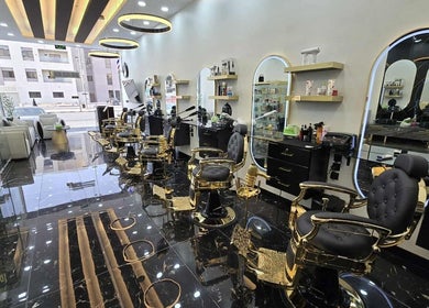 إطلالة داخلية فاخرة على Safety Scissors Barbershop بالرياض, SA مع كراسي حلاقة أنيقة.