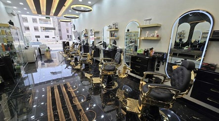 إطلالة داخلية فاخرة على Safety Scissors Barbershop بالرياض, SA مع كراسي حلاقة أنيقة.