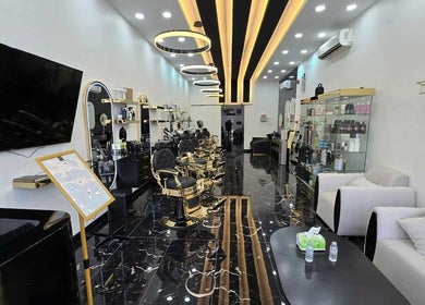 صورة داخل صالون Safety Scissors Barbershop في الرياض, SA، تعرض تصميم فخم وعصري.