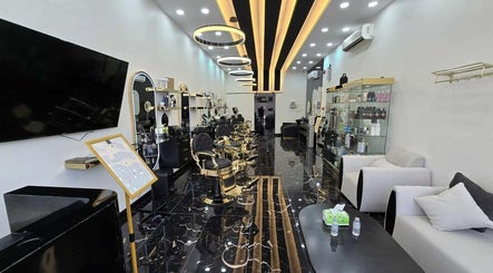صورة داخل صالون Safety Scissors Barbershop في الرياض, SA، تعرض تصميم فخم وعصري.