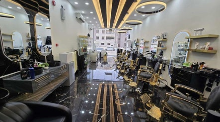 تصميم داخلي فخم لصالون Safety Scissors Barbershop في الرياض، SA مع كراسي حلاقة أنيقة.