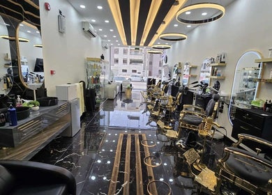 الصالون الفاخر في Safety Scissors Barbershop بالرياض، SA يعرض مرايا مذهلة وكراسي حلاقة حديثة.