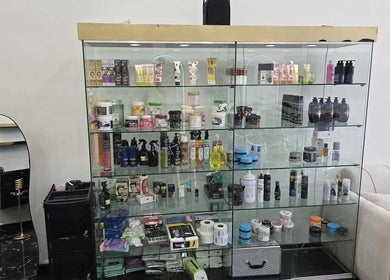 عرض منتجات التجميل في Safety Scissors Barbershop، الرياض، SA، يعكس جودة وخيارات متنوعة للعناية.