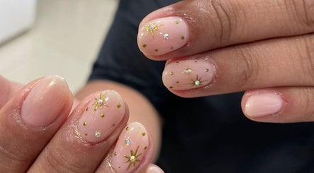 Uñas decoradas con estrellas doradas en Afrodita Estética, Rosario, Santa Fe, AR.