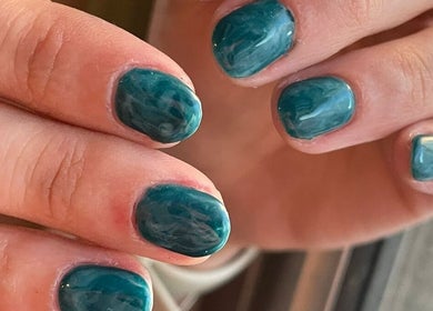 Elegante manicura turquesa en Afrodita Estética, Rosario, Santa Fe, AR.