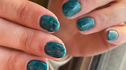 Elegante manicura turquesa en Afrodita Estética, Rosario, Santa Fe, AR.