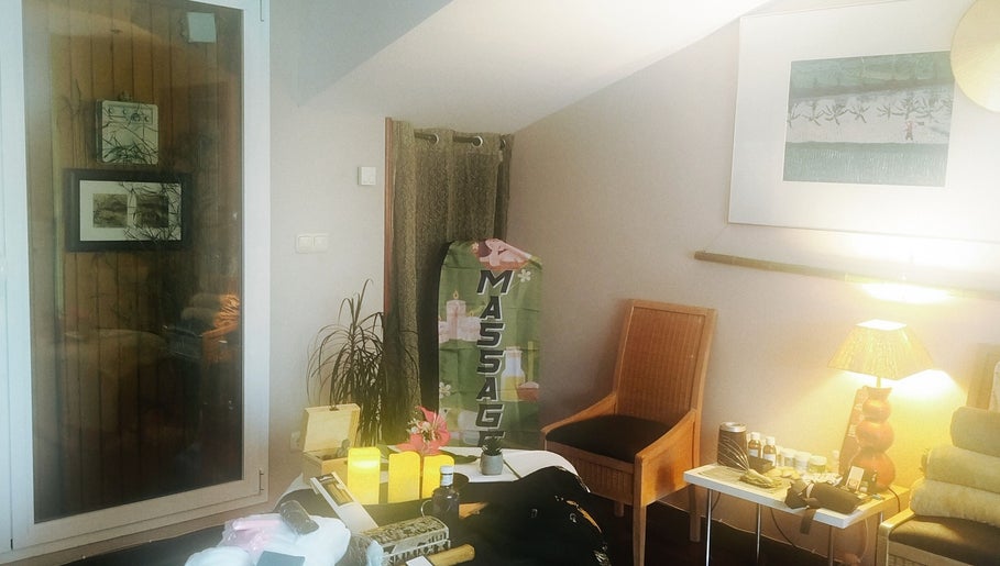 Sala acogedora en Sens By Dani-Masajes Donosti, Donostia, Euskadi, ES con decoración y elementos de masaje.