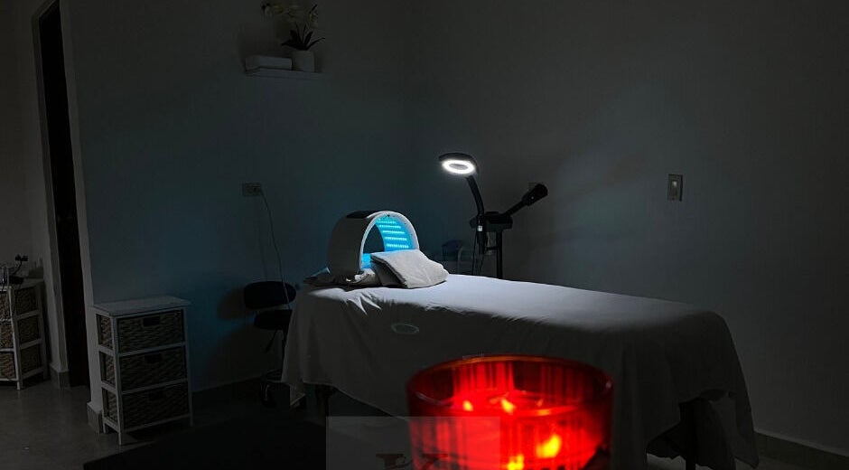 Sala de tratamiento con iluminación LED azul en Cabo Glow Salon, San José Del Cabo, Baja California Sur, MX.