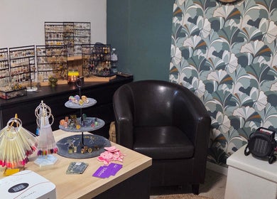 Table bijouterie élégante à Bb'beauty, Saint-mesmin, Grand Est, FR, avec présentoirs à bijoux variés.