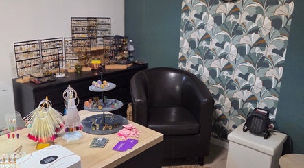 Table bijouterie élégante à Bb'beauty, Saint-mesmin, Grand Est, FR, avec présentoirs à bijoux variés.