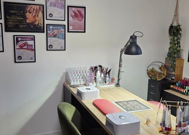 Espace manucure à Bb'beauty, Saint-mesmin, Grand Est, FR avec outils professionnels et vernis colorés.