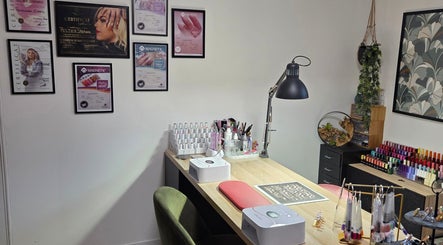 Espace manucure à Bb'beauty, Saint-mesmin, Grand Est, FR avec outils professionnels et vernis colorés.