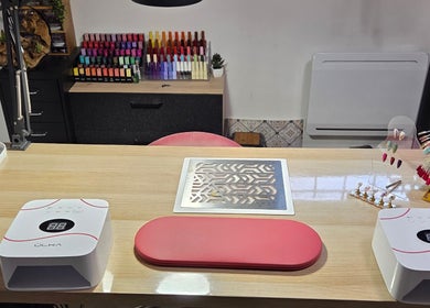 Poste de manucure chic chez Bb'beauty, Saint-mesmin, Grand Est, FR avec vernis colorés et outils modernes.