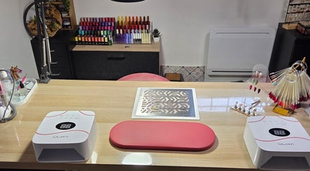 Poste de manucure chic chez Bb'beauty, Saint-mesmin, Grand Est, FR avec vernis colorés et outils modernes.