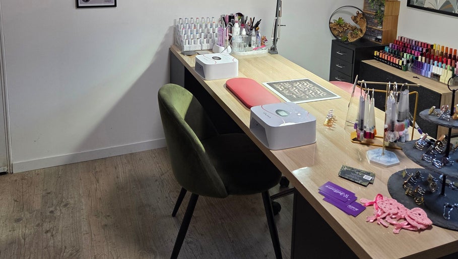 Espace de manucure chez Bb'beauty, Saint-mesmin, Grand Est, FR, avec outils et vernis colorés.