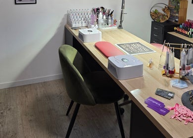 Espace de manucure chez Bb'beauty, Saint-mesmin, Grand Est, FR, avec outils et vernis colorés.