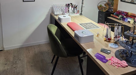 Espace de manucure chez Bb'beauty, Saint-mesmin, Grand Est, FR, avec outils et vernis colorés.