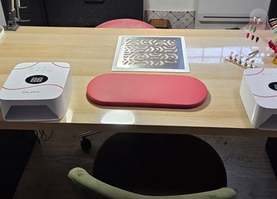 Table de manucure Bb'beauty à Saint-mesmin, Grand Est, FR avec séchoirs UV modernes.