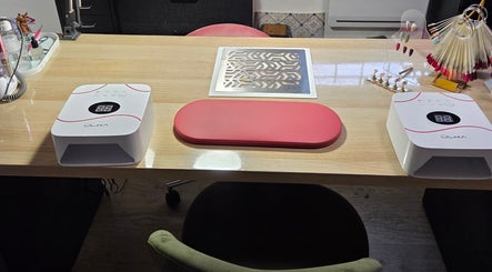 Table de manucure Bb'beauty à Saint-mesmin, Grand Est, FR avec séchoirs UV modernes.