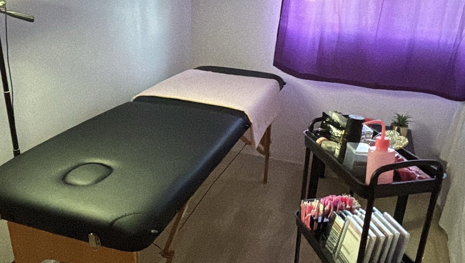 Salle de soins esthétique chez Broowelle, Mourenx, Nouvelle-Aquitaine, FR, avec table de massage noire.