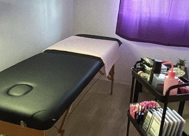 Salle de soins esthétique chez Broowelle, Mourenx, Nouvelle-Aquitaine, FR, avec table de massage noire.