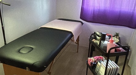 Salle de soins esthétique chez Broowelle, Mourenx, Nouvelle-Aquitaine, FR, avec table de massage noire.