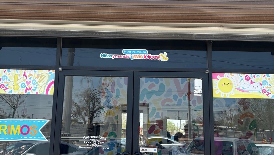 Entrada colorida de Kids & Cuts Fun Studio en Mexicali, Baja California, MX.