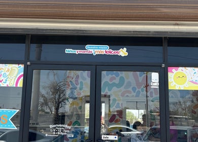 Entrada colorida de Kids & Cuts Fun Studio en Mexicali, Baja California, MX.