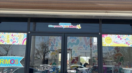 Entrada colorida de Kids & Cuts Fun Studio en Mexicali, Baja California, MX.