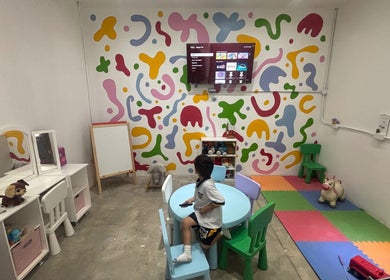 Espacio lúdico en Kids & Cuts Fun Studio en Mexicali, Baja California, MX con muebles infantiles y decoración colorida.