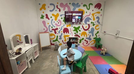 Espacio lúdico en Kids & Cuts Fun Studio en Mexicali, Baja California, MX con muebles infantiles y decoración colorida.