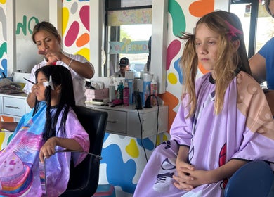 Niñas divirtiéndose en Kids & Cuts Fun Studio en Mexicali, Baja California, MX durante un corte de cabello.