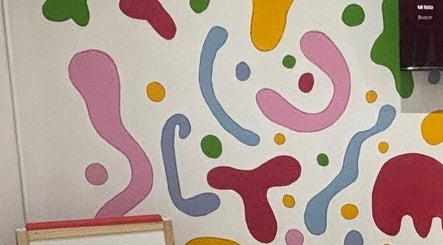 Colorido mural de arte en Kids & Cuts Fun Studio, Mexicali, Baja California, MX.